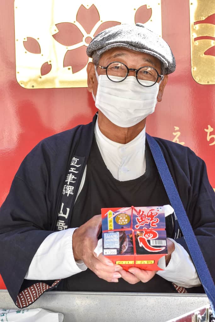 man selling bentos on Setsugekka train in Niigata