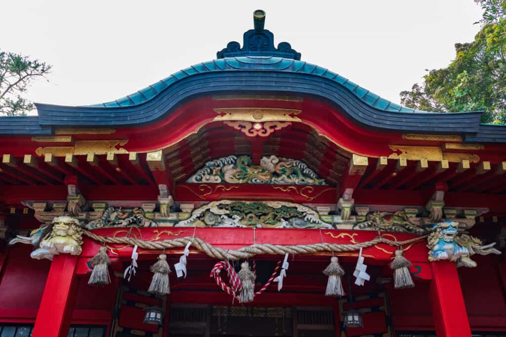 details of nakatsumiya shrine on enoshima island