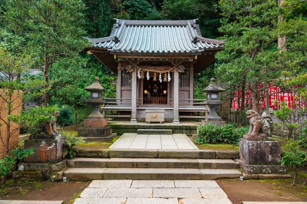 yasaka shrine on enoshima island