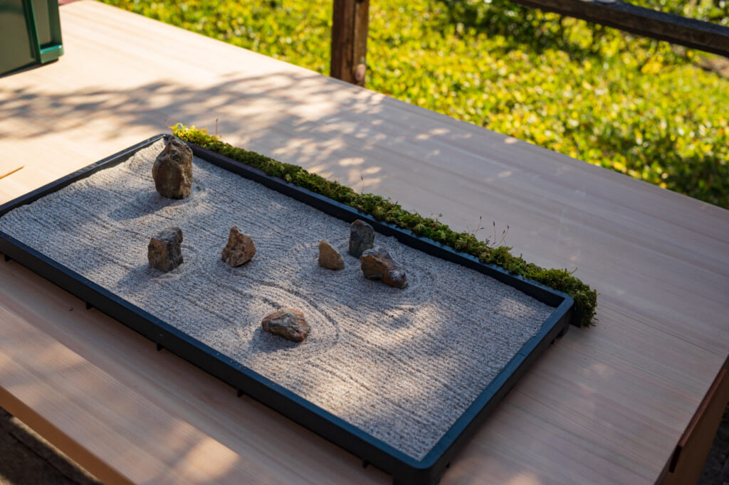 miniature Japanese rock garden experience