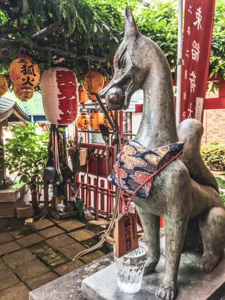 Statue of a fox at Shozoku Inari Jinja shrine, japan