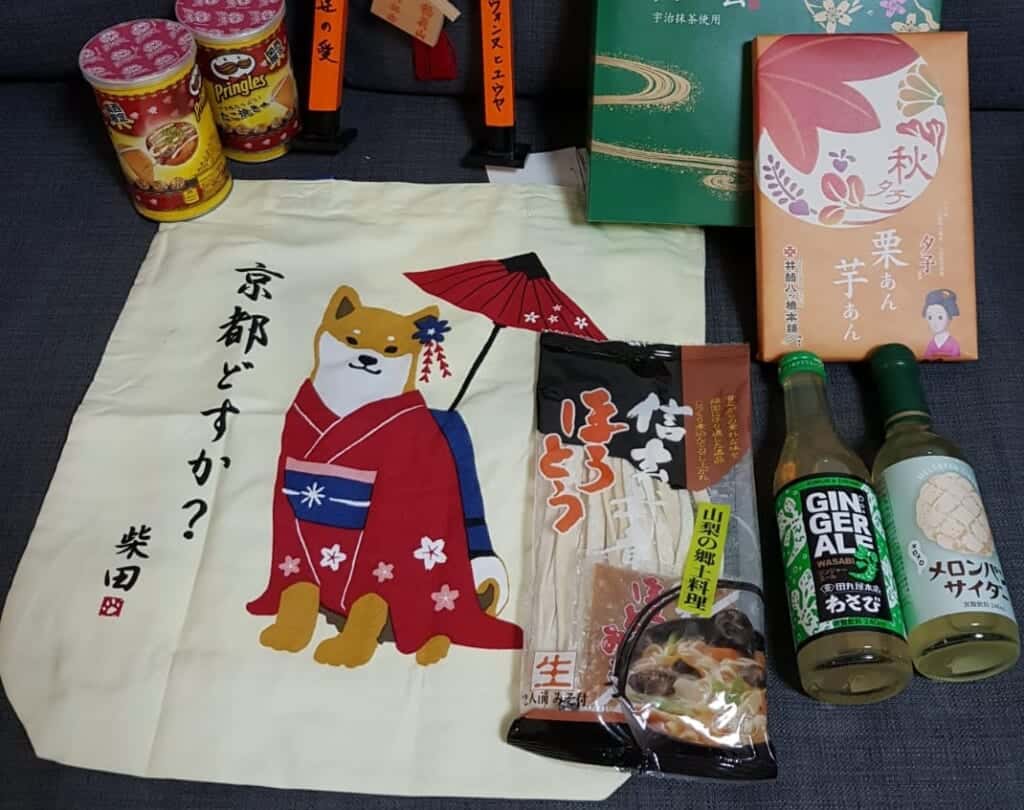 Japanese dogs are also welcome as a motif on bags.