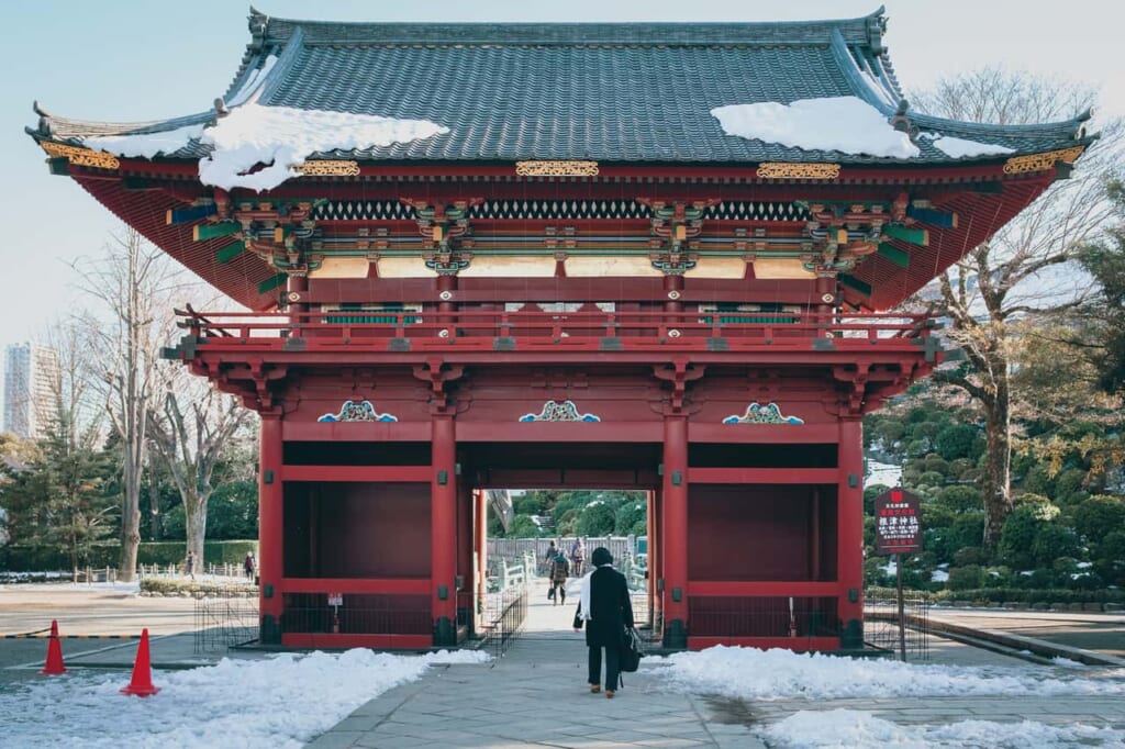 Rōmon traditional gate at the entrance of a temple in Tokyo