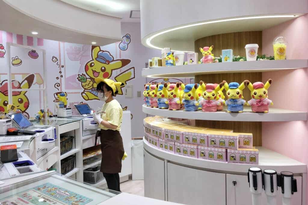 Η Pikachu Sweets πουλάει επίσης βελούδινα παιχνίδια Pikachu.