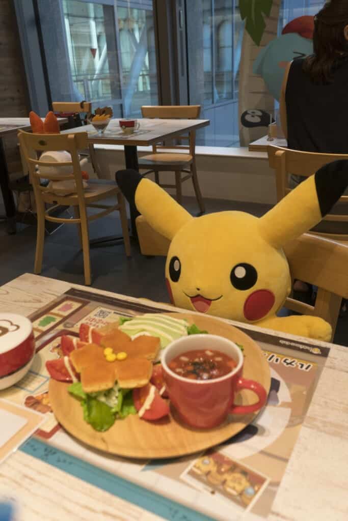 Pikachu enjoys the "Gossifleur Salad Plate" of Pokemon Cafe Mix 