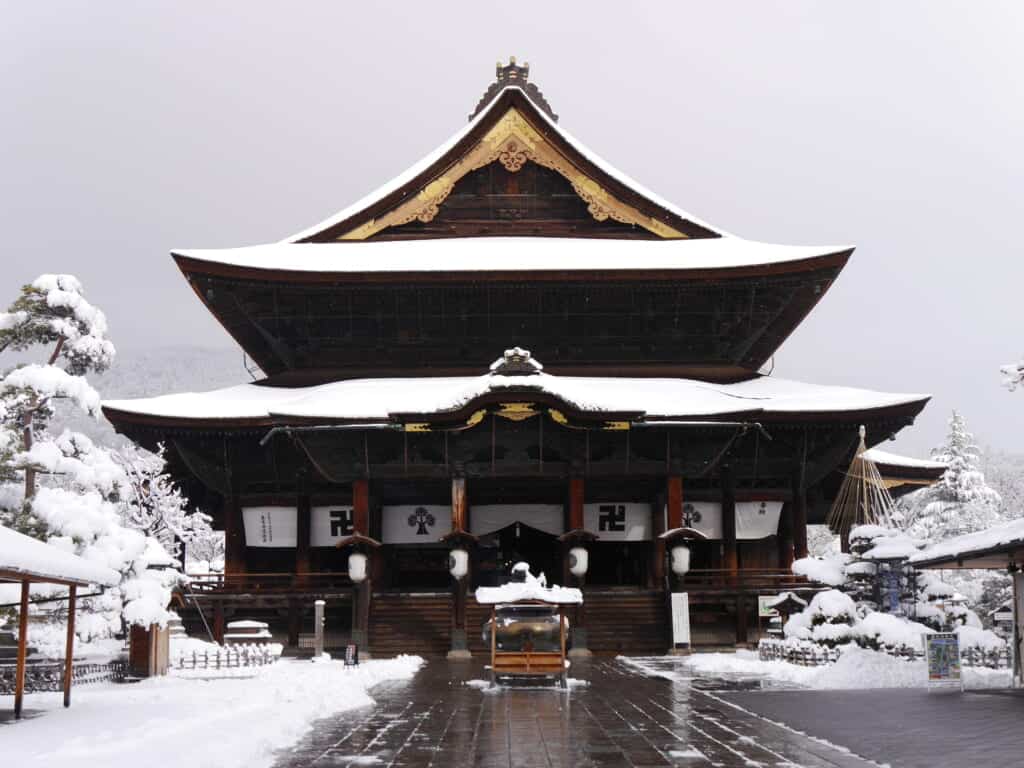 zenkoji temple in snow