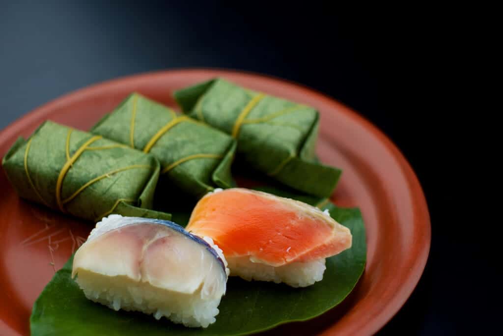 Kakinoha sushi on laquerware