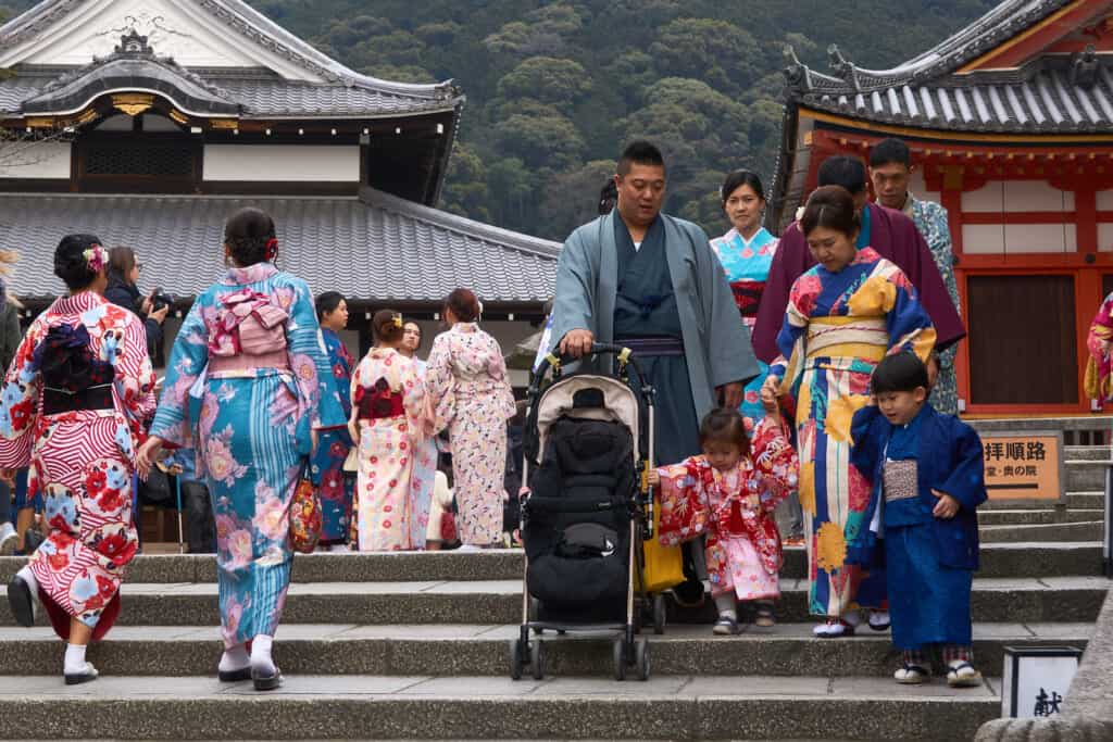 A japanese family dressed with kimonos