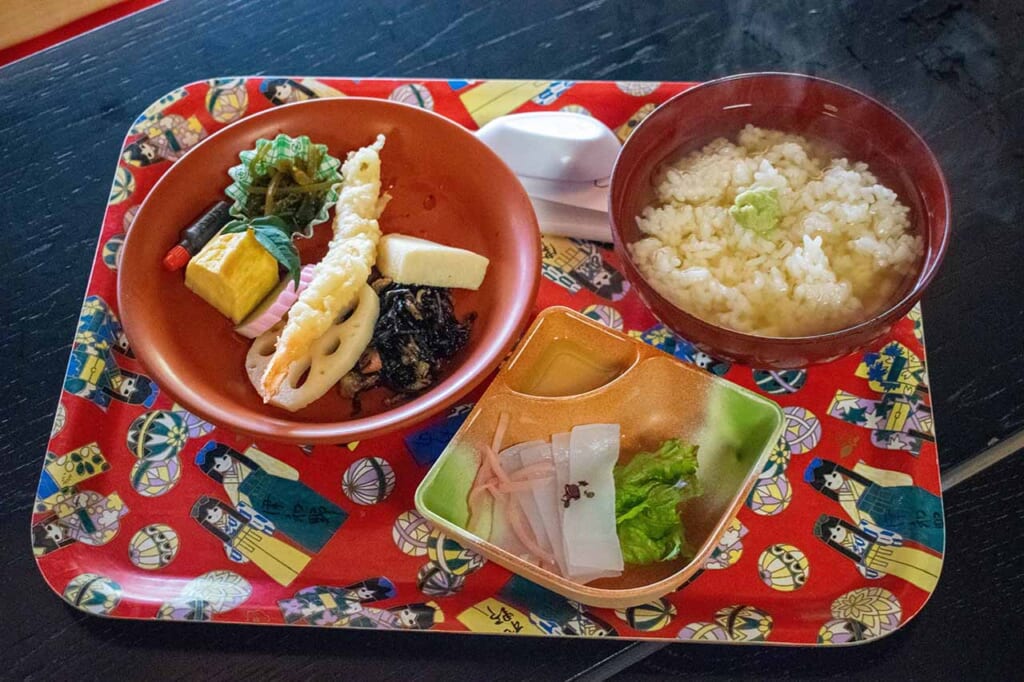 Traditional Japanese food served on washi paper plates at Sara-no-ki Shôintei