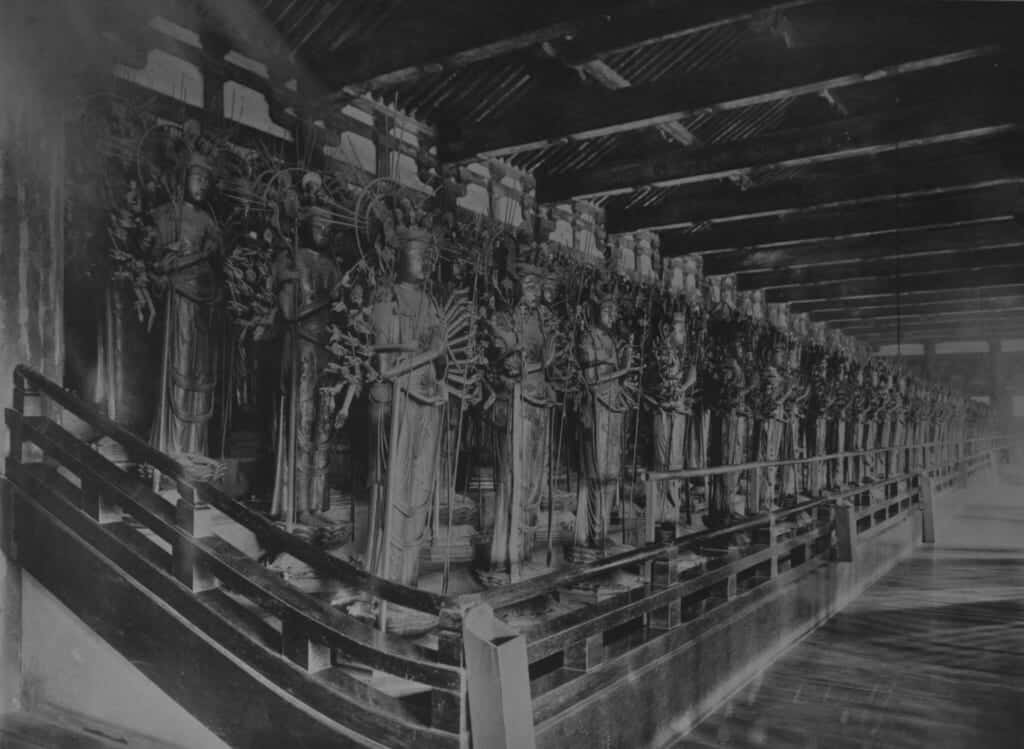 Black and white photo of the thousand statues of Sanjusangendo, in Kyoto
