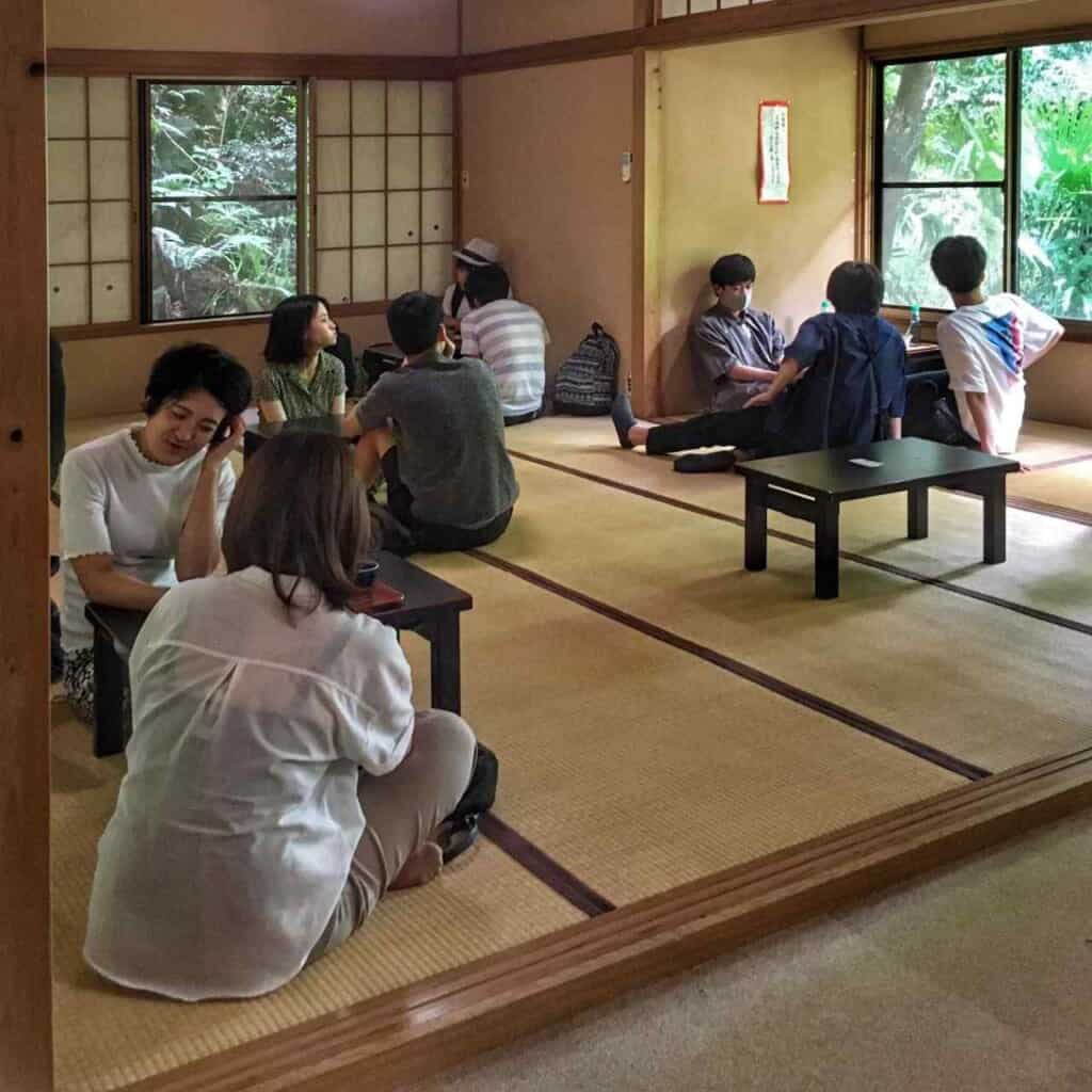 Customers in Setsugekka tea house