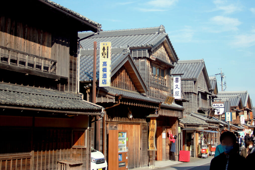 traditional wooden houses aligned all along the street of Oharai-machi