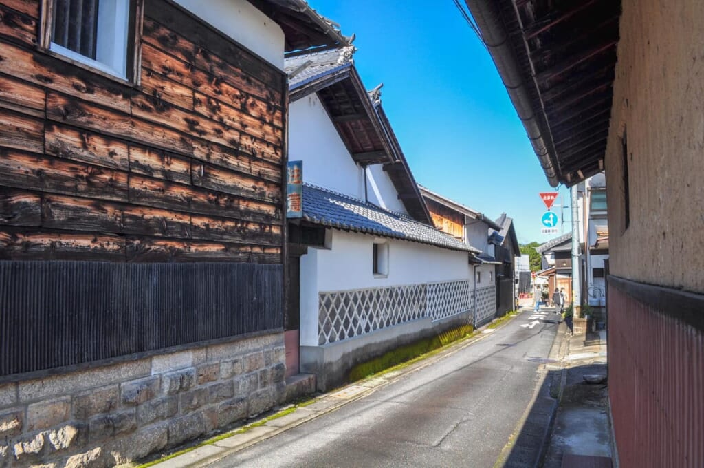 two types of traditional Japanese buildings that coexist in Nakatsugawa