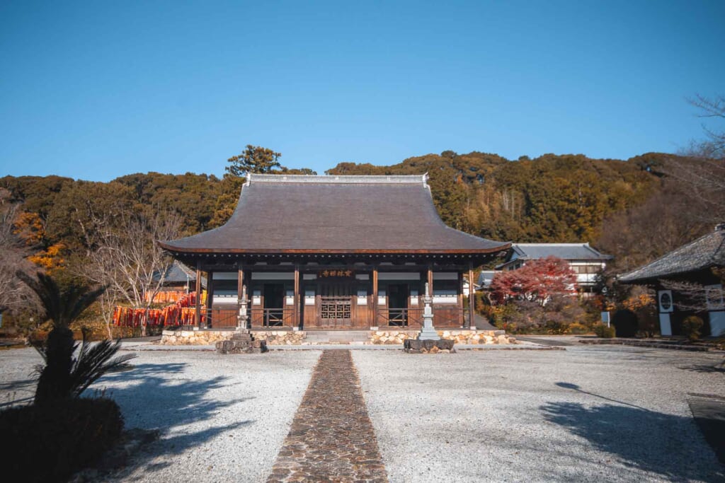 start your temple hopping at Shosan-Horinji Temple entrance