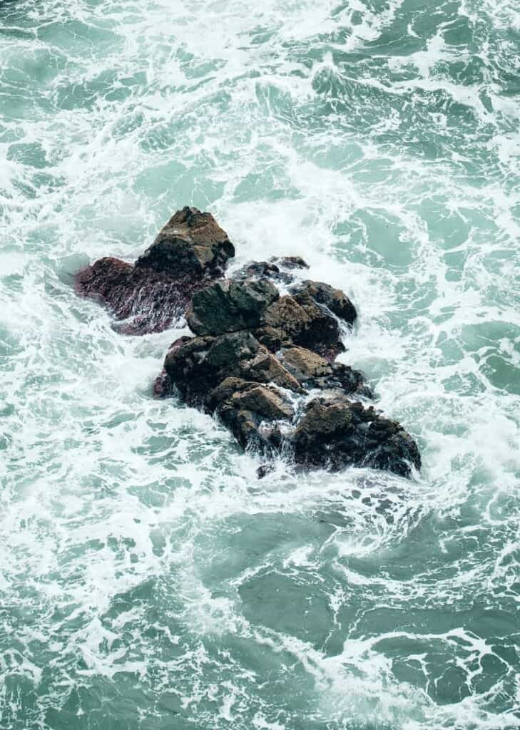 Detail of the ocean and some rocks