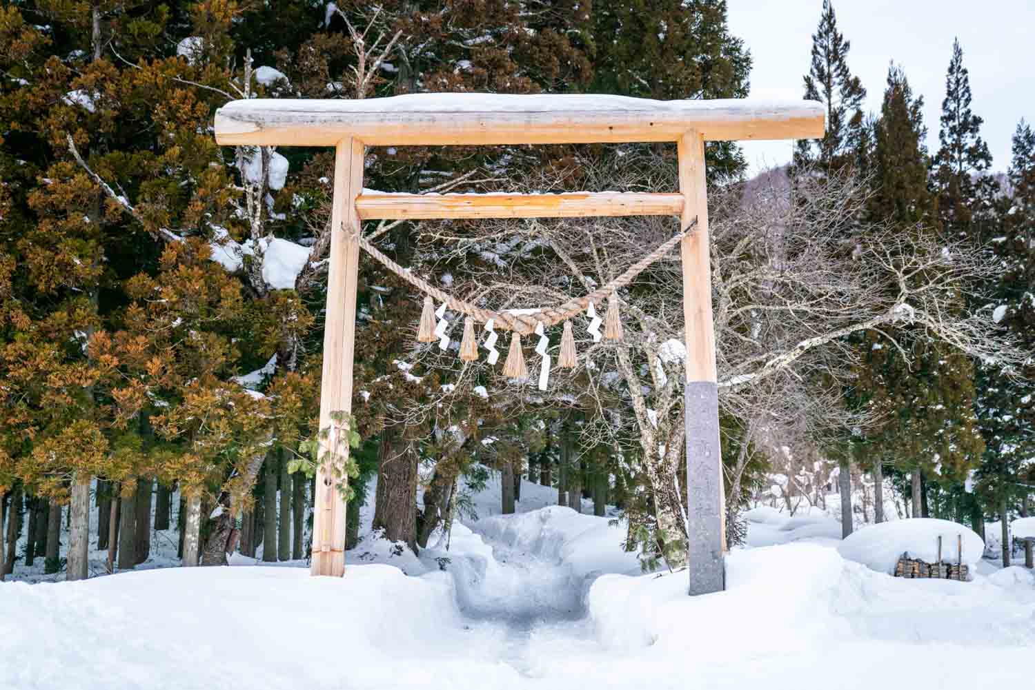 Ouchijuku torii in snow