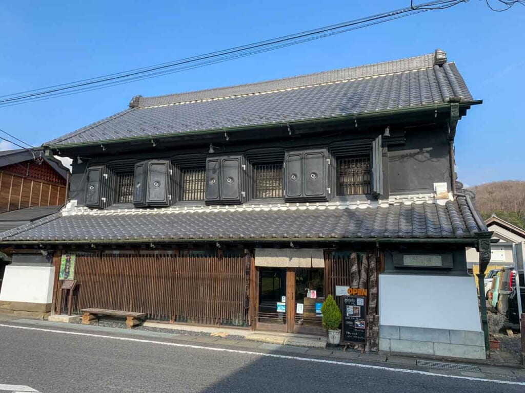 traditional japanese merchant building