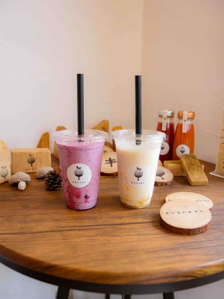 the purple blueberry smoothie and yellow peach smoothie on display