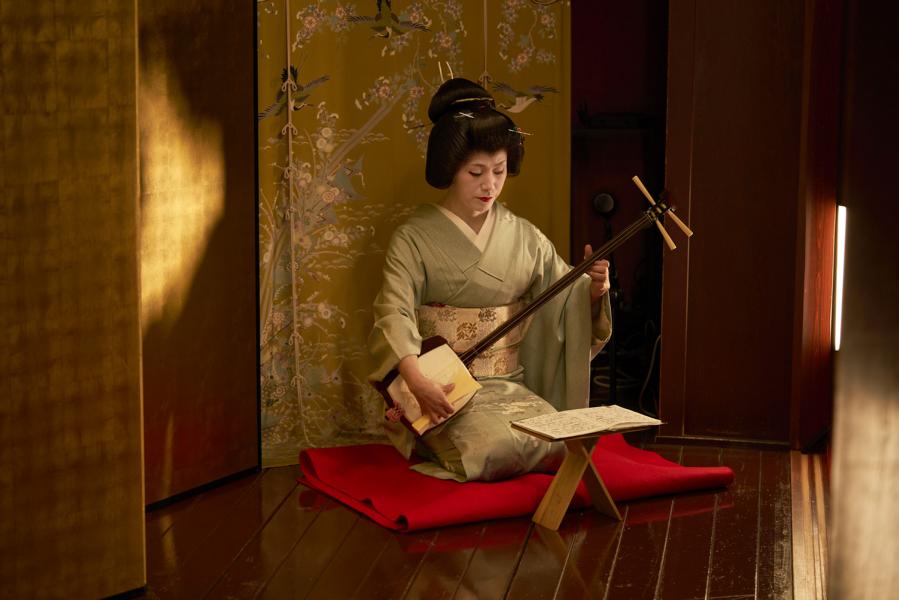 geisha playing a shamisen in japan