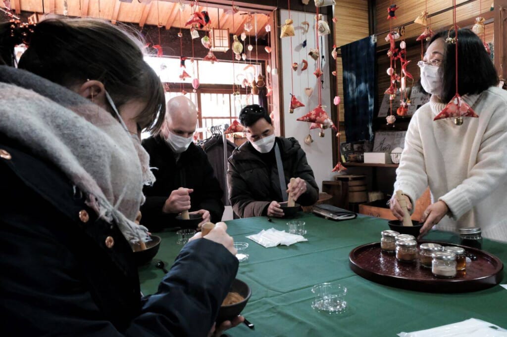 Making Nerikou, small round incense pastilles, at "Oyasumi Dokoro".