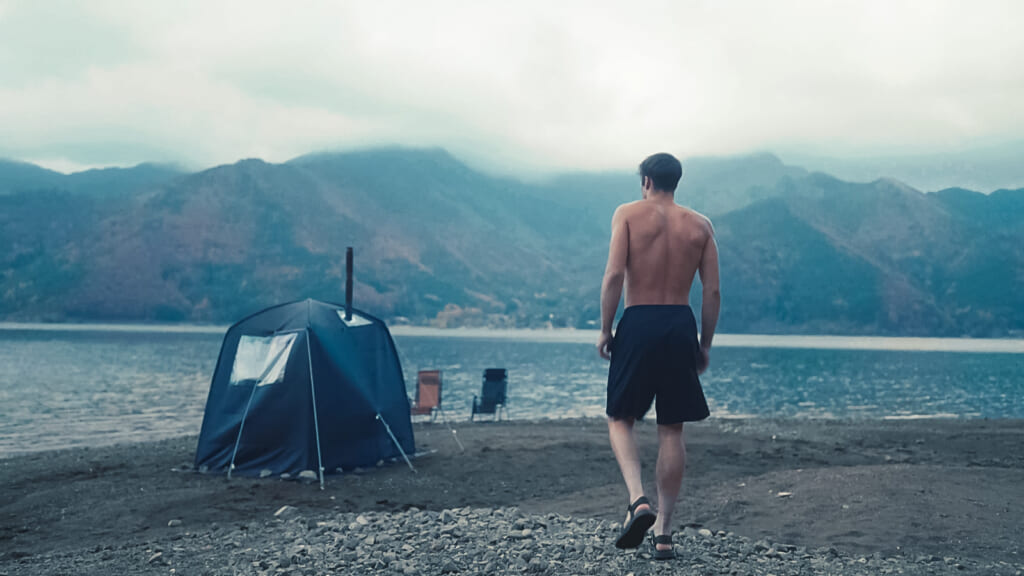 Person infront of a sauna tent