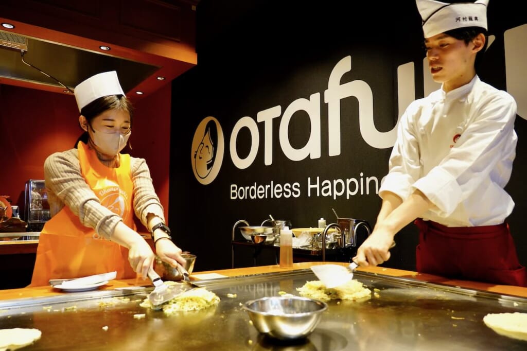 okonomiyaki workshop in action at Otafuku