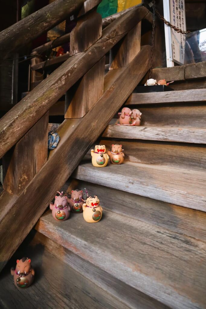 wooden steps adorned with beckoning animal statues