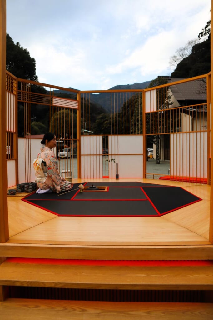 outdoor tea ceremony in octagon-shaped black floor