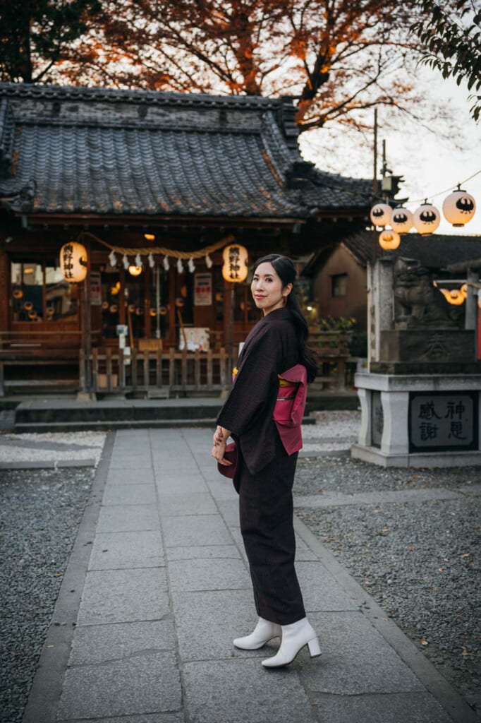 woman wearing kimono at shrine in kawagoe