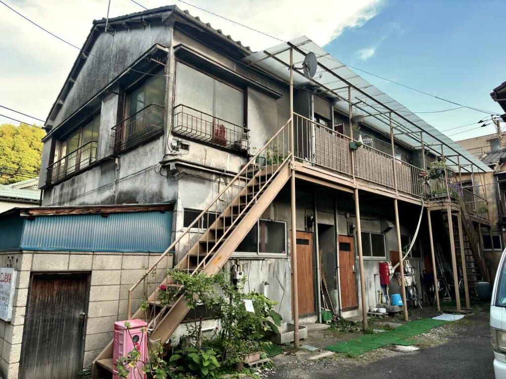 old two-story apartment building in Tokyo
