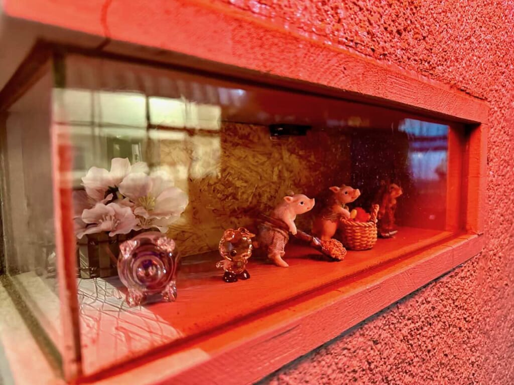 pig figurines in outside window display of Beni no Akari Novu (紅の灯 ノヴ) in Asakusa