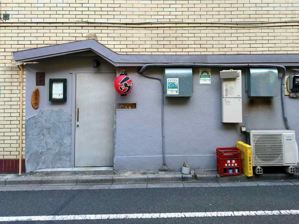 Beni no Akari Novu (紅の灯 ノヴ) closed storefront in daytime