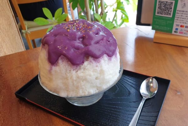 kakigori with purple creme