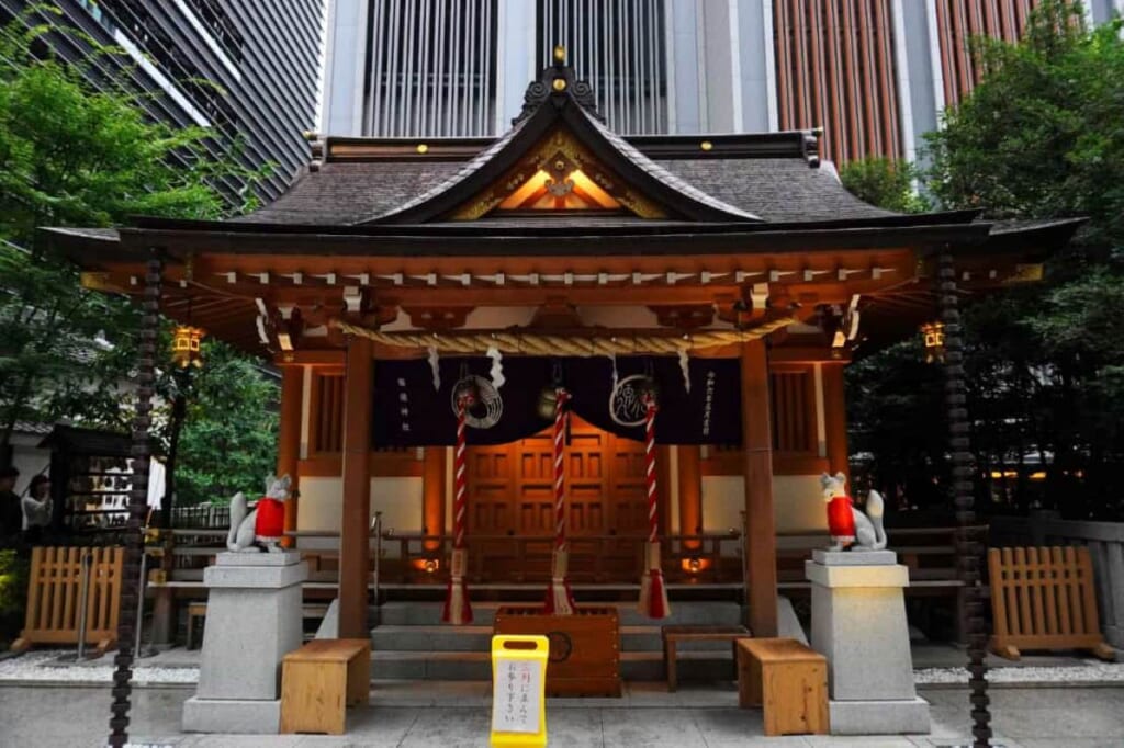 A shrine at twilight with two fox statues either side