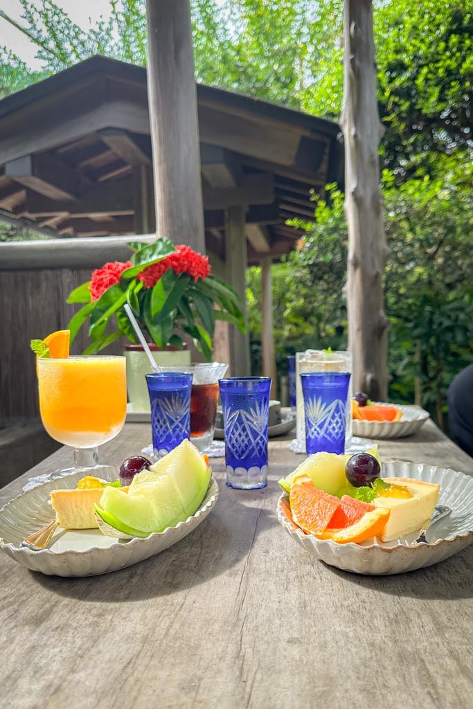 A cheesecake set with fruits and drinks