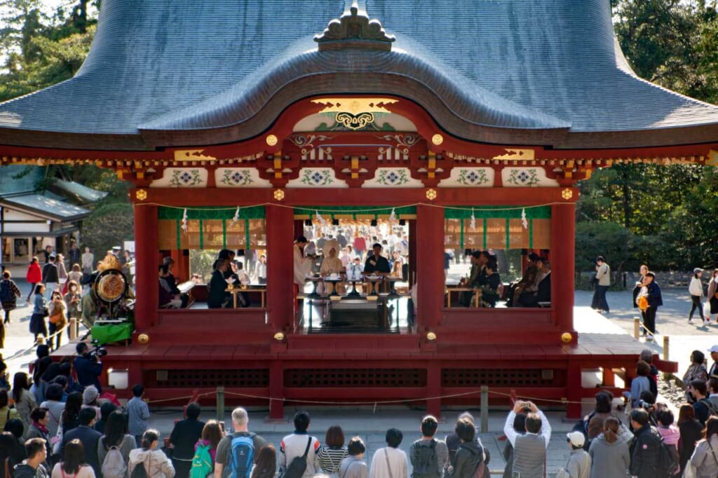 Shinto wedding taking place at the kaguraden of Tsurugaoka Hachimangu