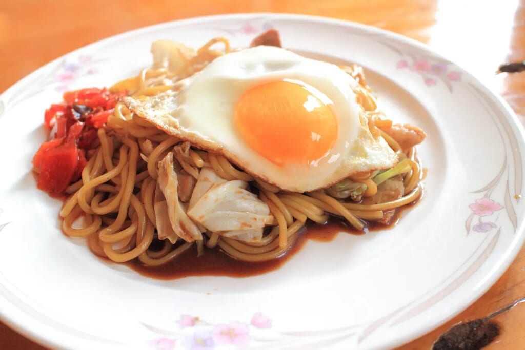 yakisoba with fried egg and sauce