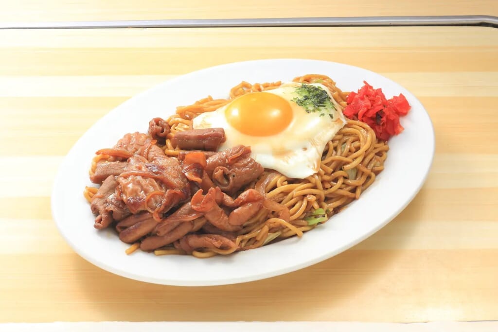 yakisoba with fried egg and meat