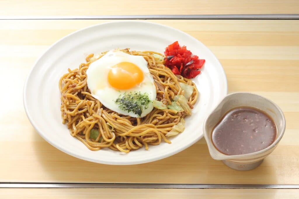 yakisoba with fried egg