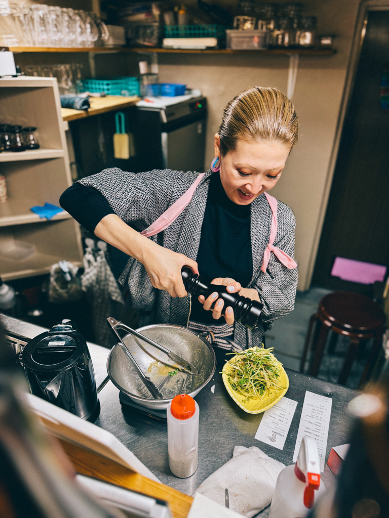 Yuki, the ower of a vegan izakaya, cooking