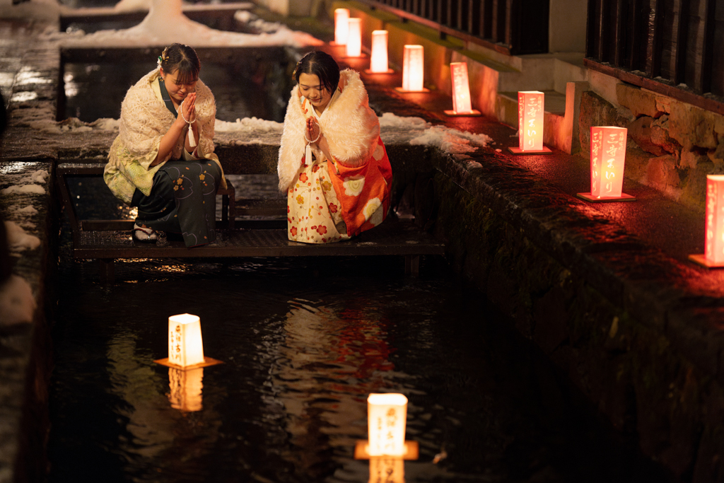 Two girls wearing a kimono, praying at Santera Mairi Festival