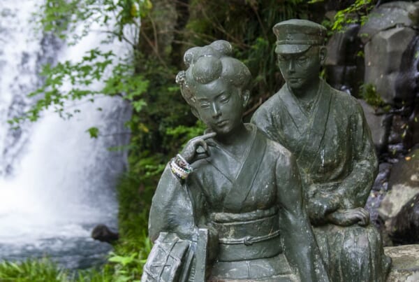 Nanadaru Falls Statue