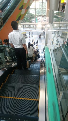 Étiquette japonaise : escalator dans le métro au Japon