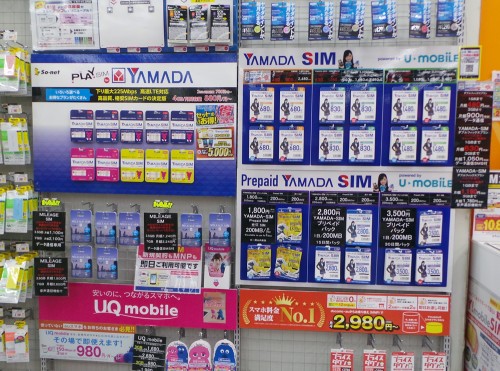 Cartes SIM prépayées dans un magasin d'électronique.