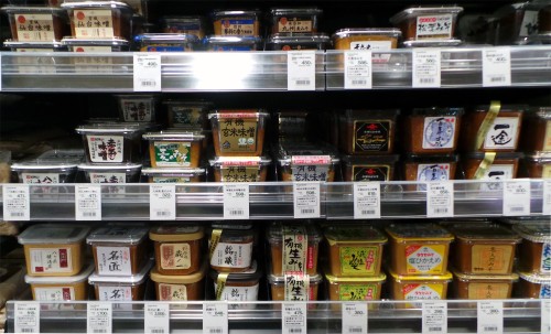Le rayon dashi d'un supermarché pour préparer une soupe miso maison.