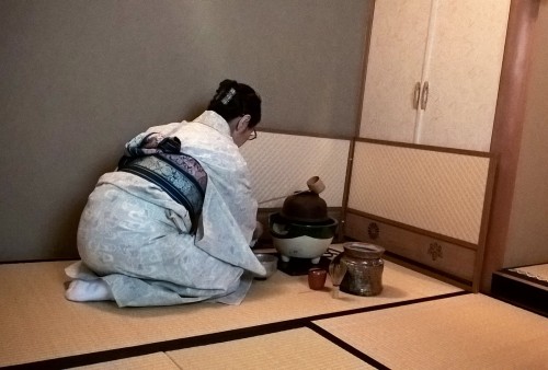 Japonaise en pleine cérémonie du thé.