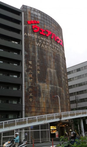 Façade du game center Warehouse, le plus dingue du Japon !