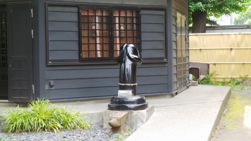 Statue de pénis du sanctuaire Kanayama dédié à la fertilité situé à Kawasaki