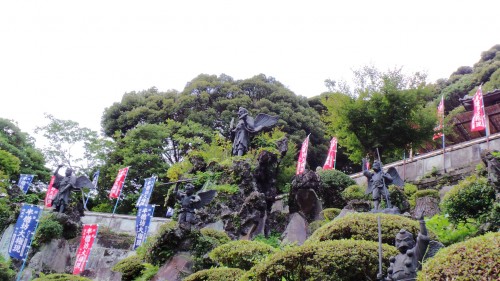 Hansobo, un petit sanctuaire Shinto perché derrière le temple à Kamakura