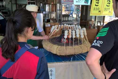 Échoppe de dangos, brochettes de pâte de riz sucrée, au mont Takao